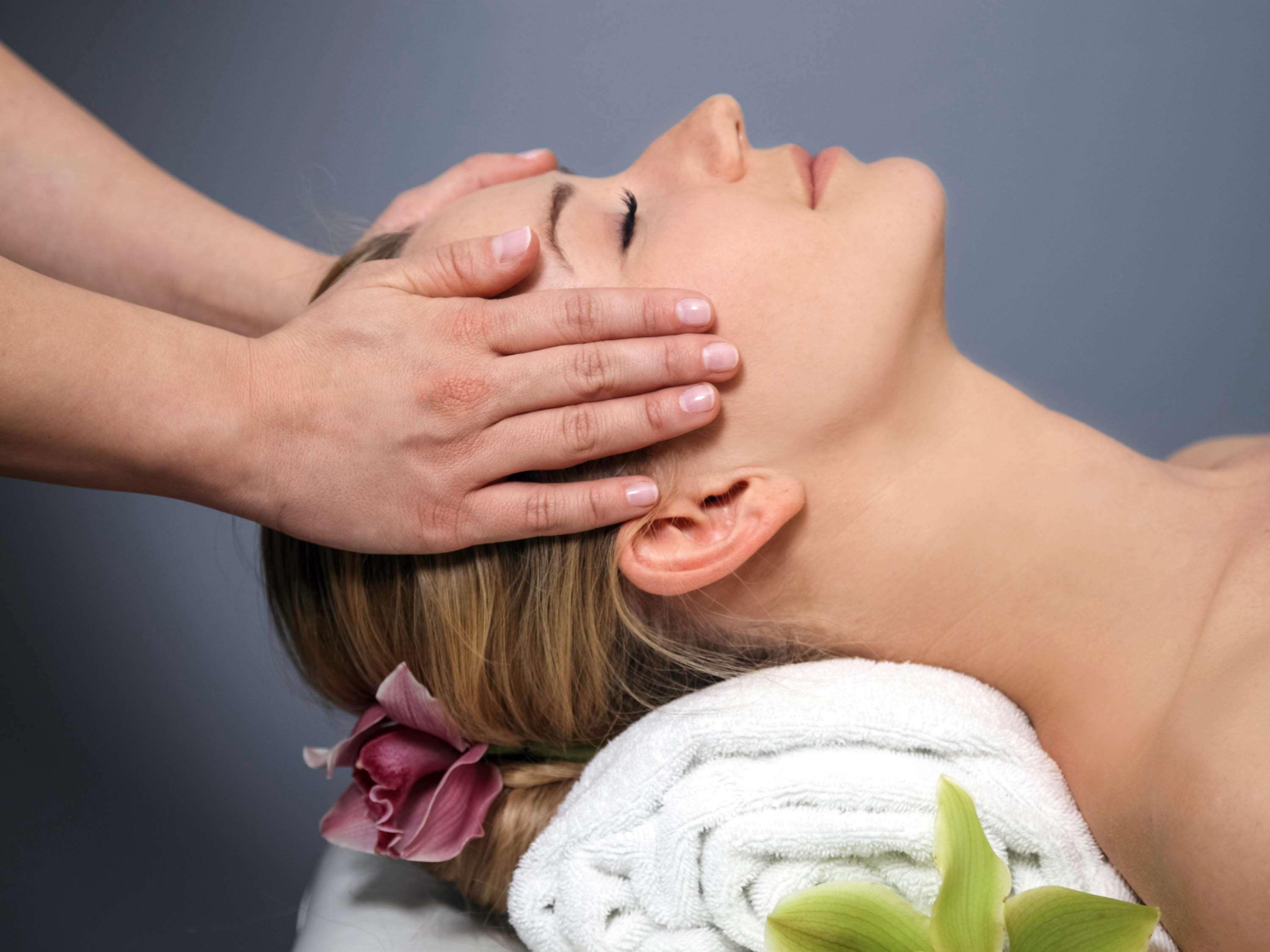 Sofitel Grand Sopot Hotel Exterior foto A woman receiving a head massage