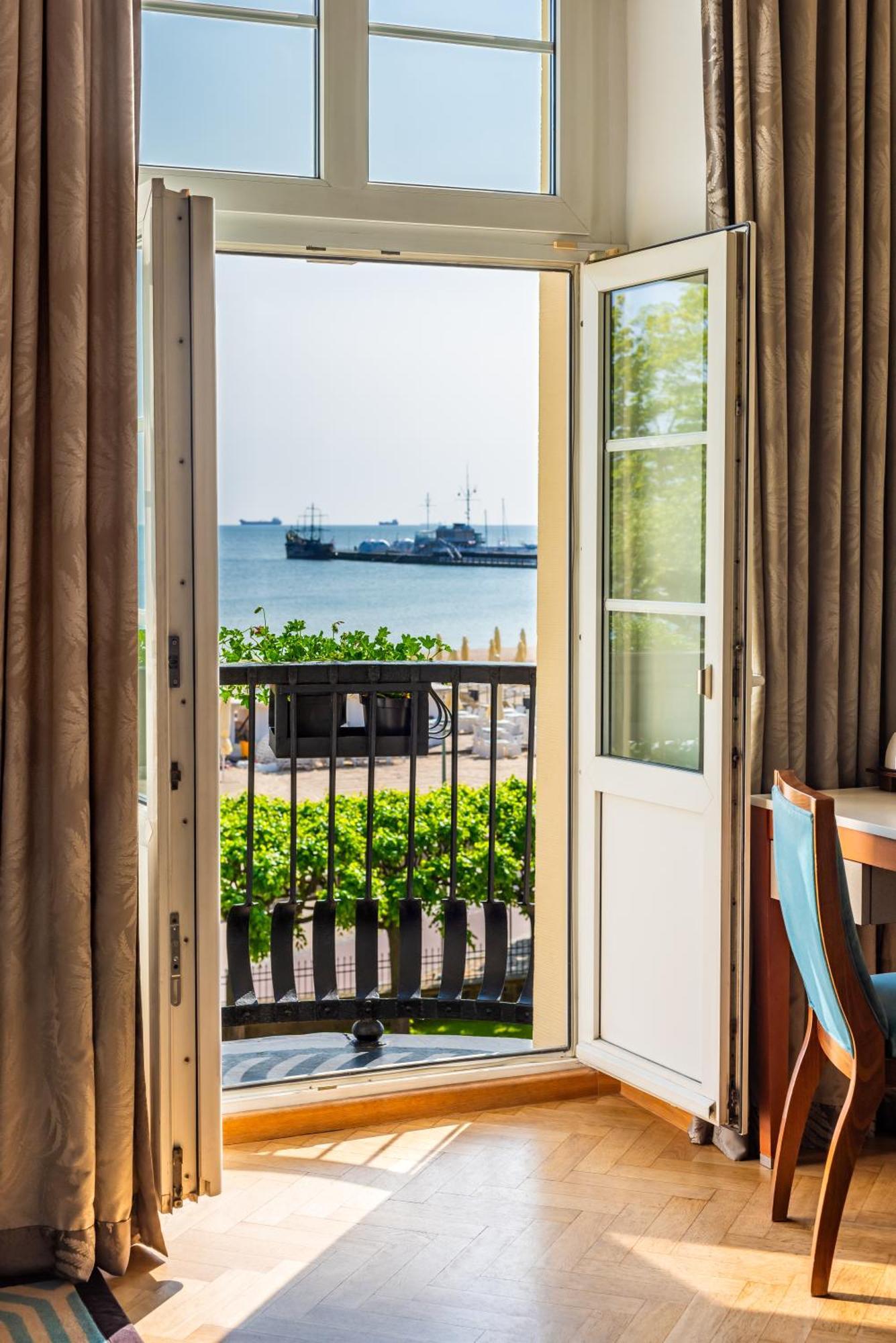 Sofitel Grand Sopot Hotel Exterior foto A view of the sea from a hotel room