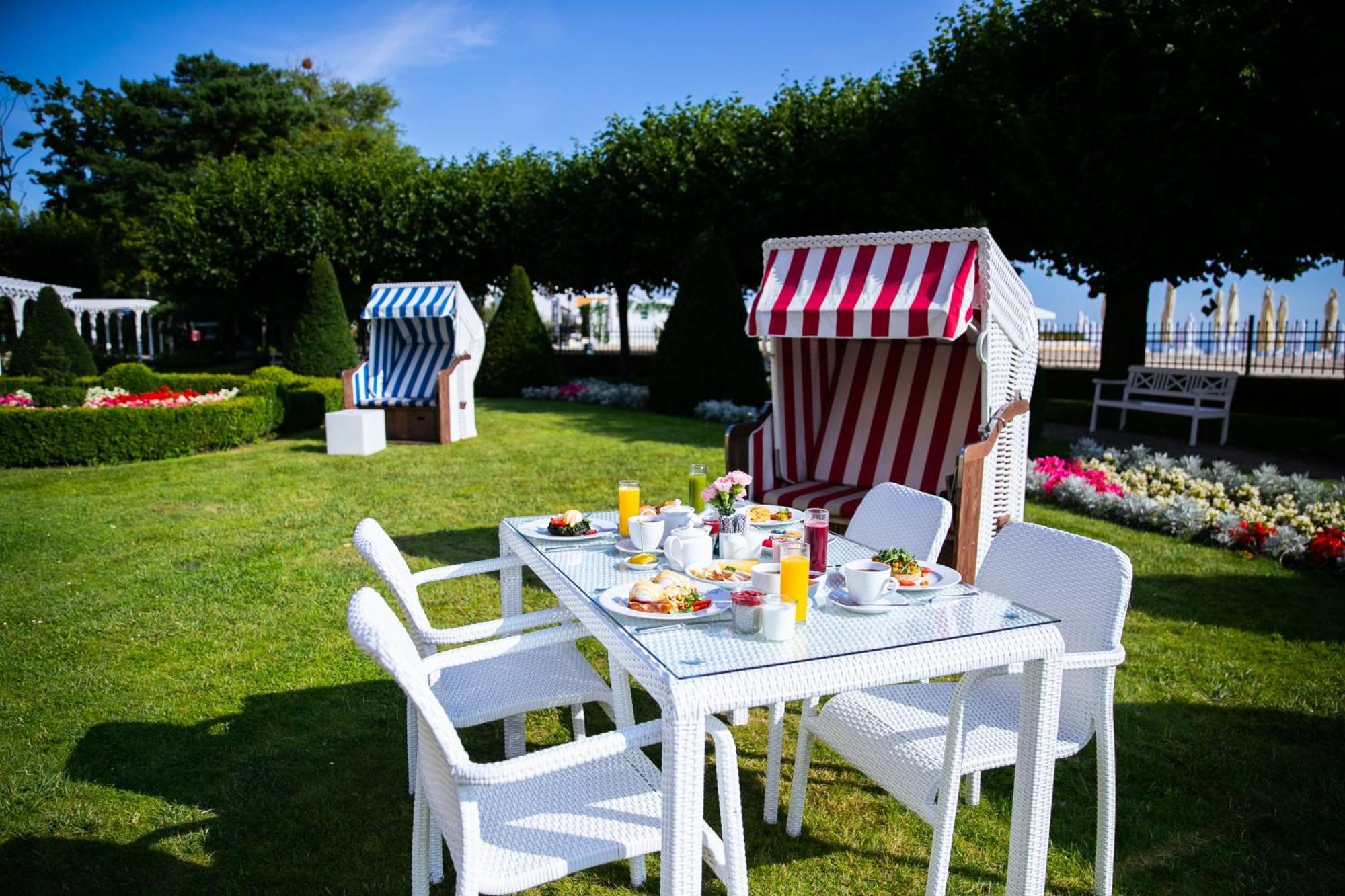 Sofitel Grand Sopot Hotel Exterior foto The beach chairs in the hotel's garden